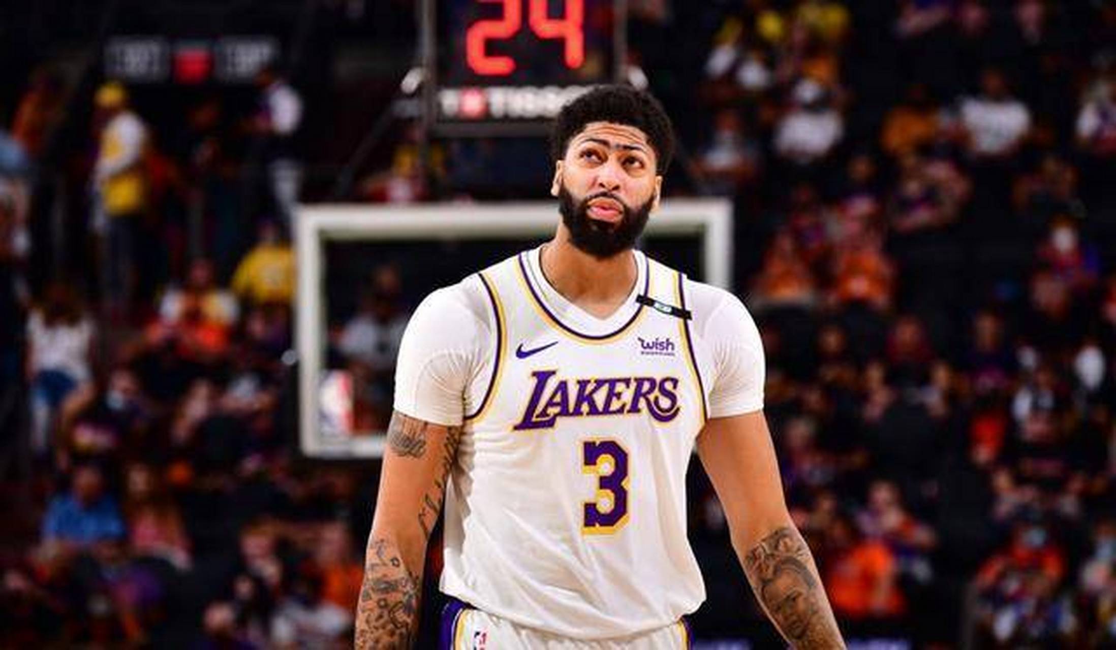 湖人队对阵凯尔特人的比赛,詹姆斯和戴维斯出战成疑.