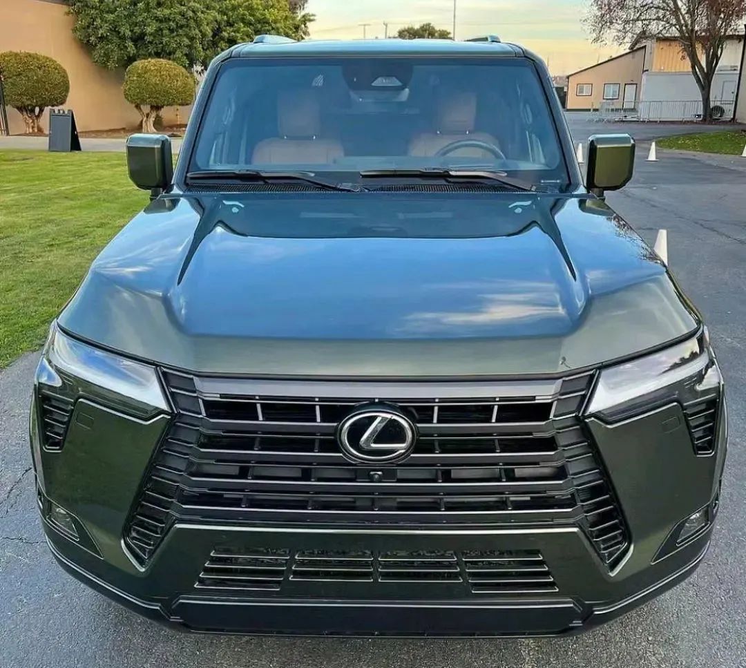 实拍雷克萨斯gx,墨绿色涂装沉稳大气,搭2.4t 8at,落地近100万