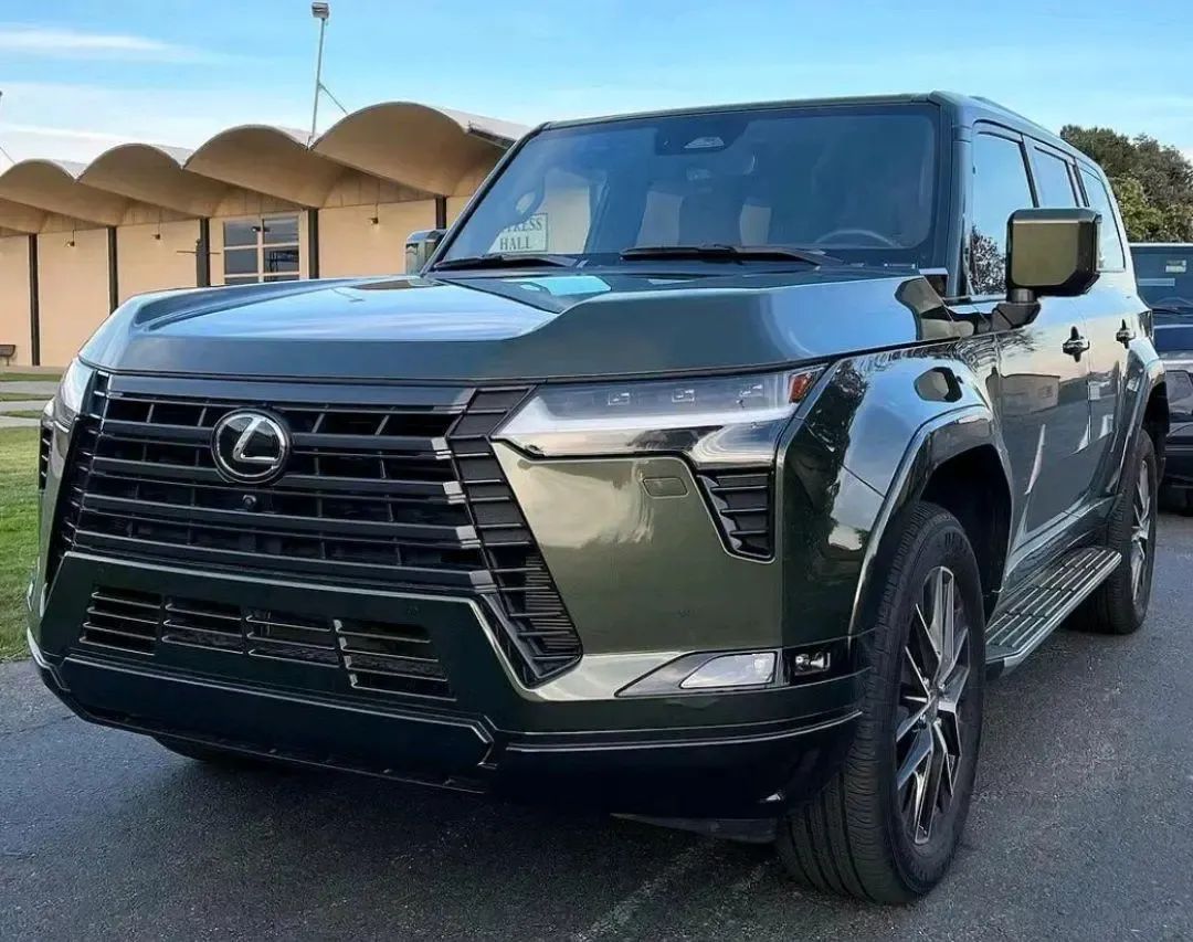 实拍雷克萨斯gx,墨绿色涂装沉稳大气,搭2.4t 8at,落地近100万
