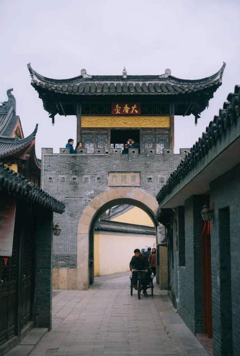 泰州黄桥古镇景区吸引了众多游客前来游览