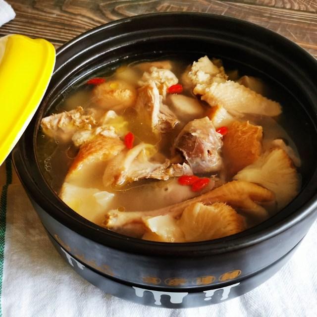 一,猴头菇炖鸡汤材料:- 猴头菇适量- 鸡肉块适量- 姜片适量- 清水适量