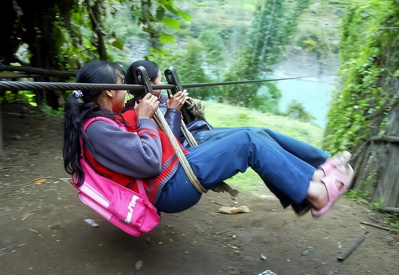 回顾"溜索女孩":8岁溜索200米渡江上学,16年后她的选择很意外