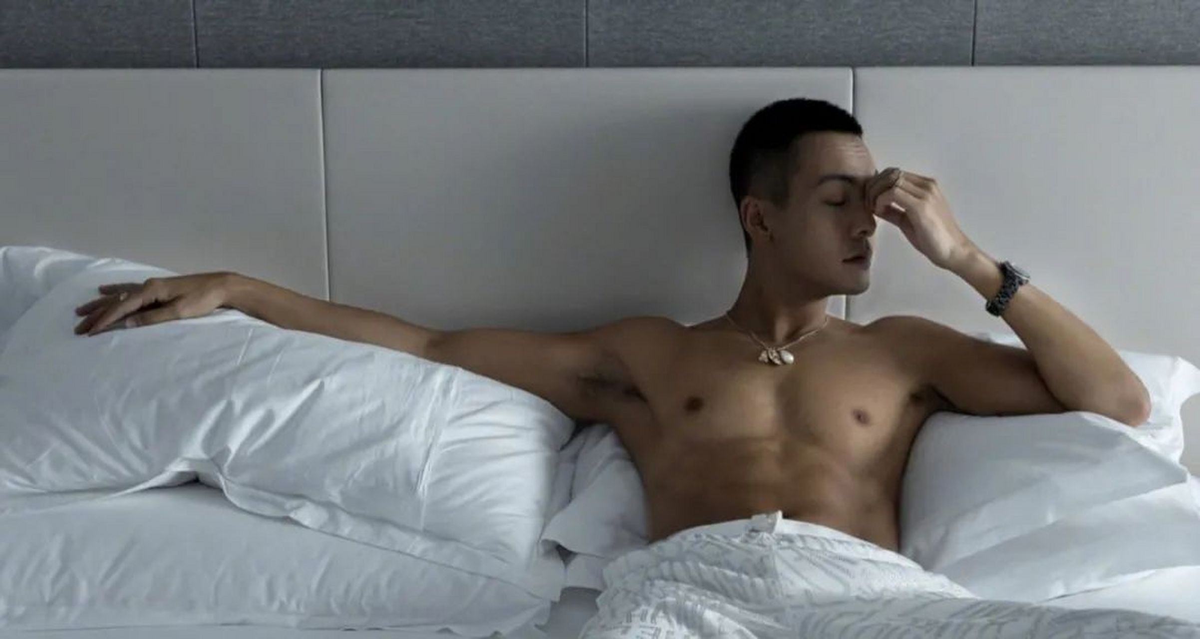 陈伟霆新电影《爆烈点》腹肌亮相!