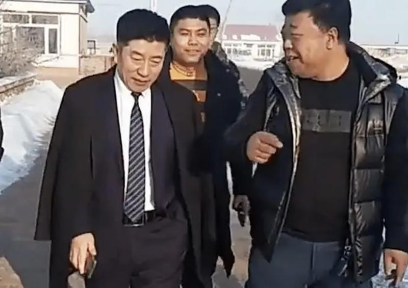 陈相贵自小出身贫寒,家里一个钢镚要掰成两半花,衣服也都是捡亲戚朋友