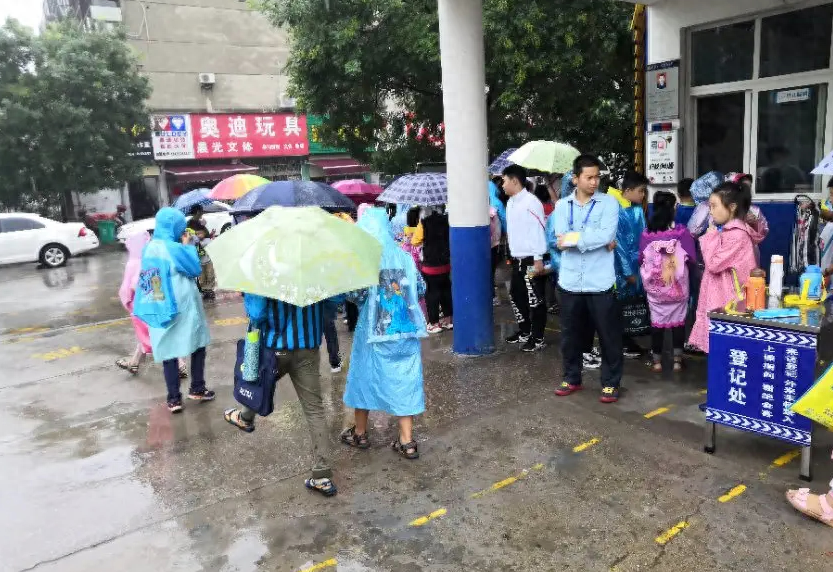 回顾50岁光棍养弃婴成千万富翁养女为报恩卖公司带养父周游全国