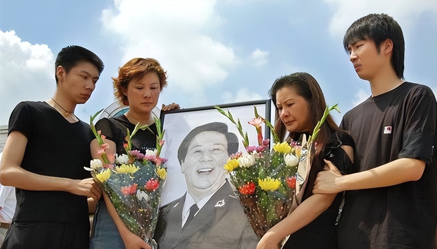 古月追悼会:挽联长达6米,女儿亲吻遗像,300名广州市民自发送行