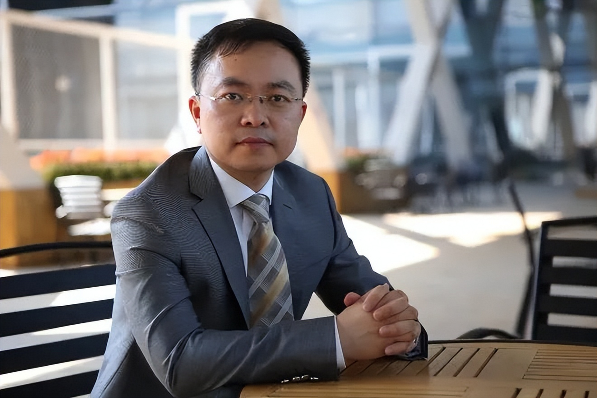 有些人,天生不凡!注定要改变世界.[原文:再捐一个亿!京东原副总裁.