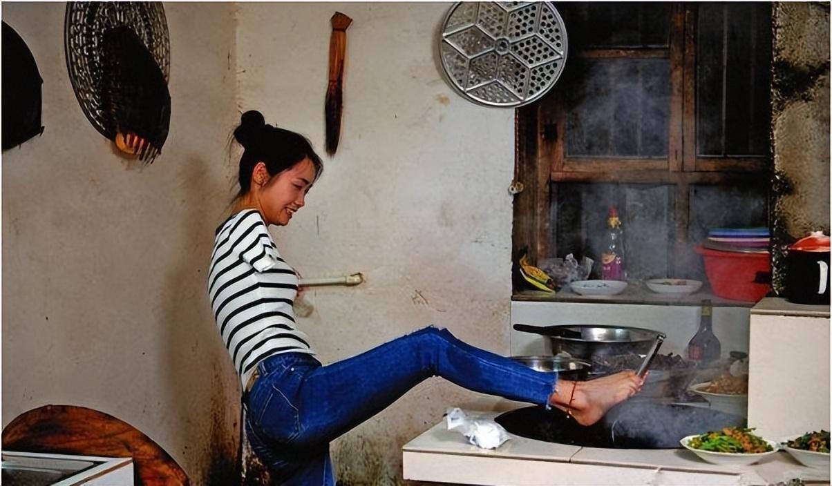 回顾折翼天使杨佩9岁失去双臂24岁创业当老板双脚活出精彩人生