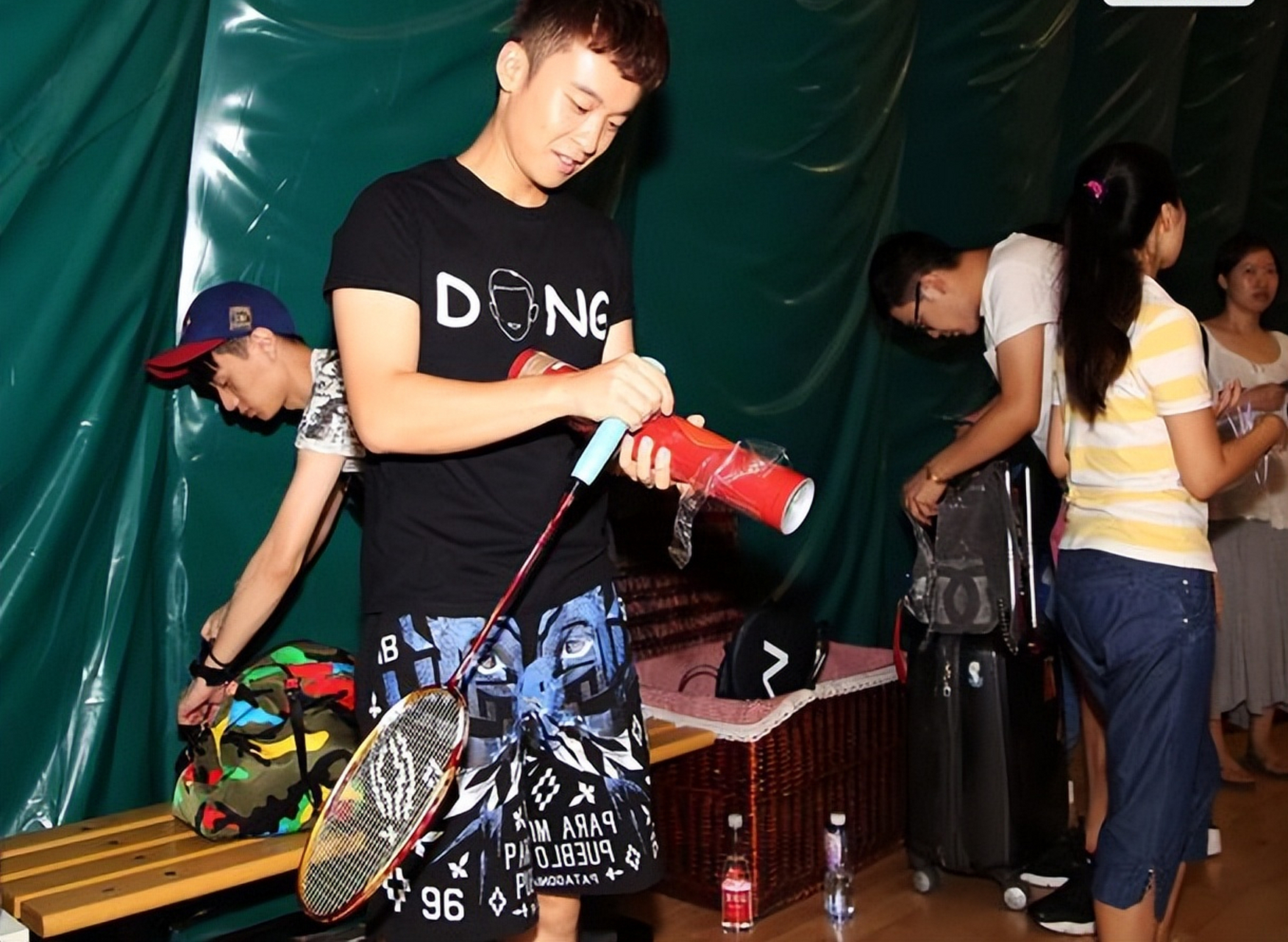 董子健通过坚持健身和自律,塑造了健硕的身材,传递了健康的生活态度.