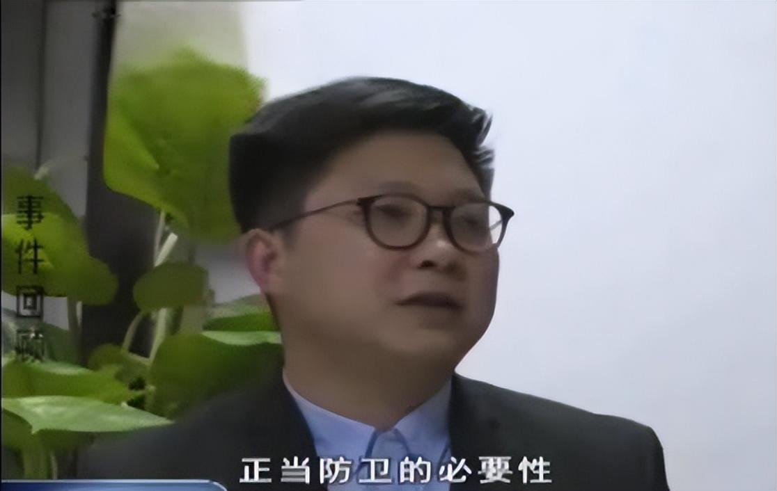 基於以上原因,公訴機關對何洪的指控由批捕時的故意傷害罪變更為故意