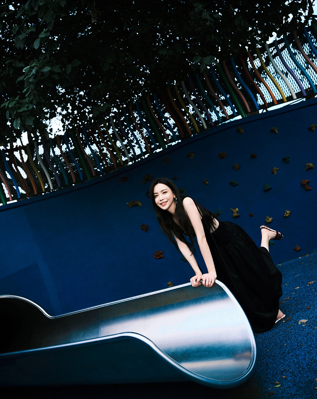 于文文好美,一袭黑裙搭配长发,优雅大气,精致时尚!
