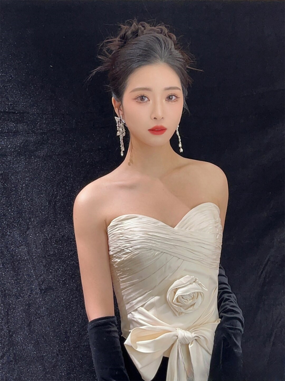 整体妆容散发出高冷的气