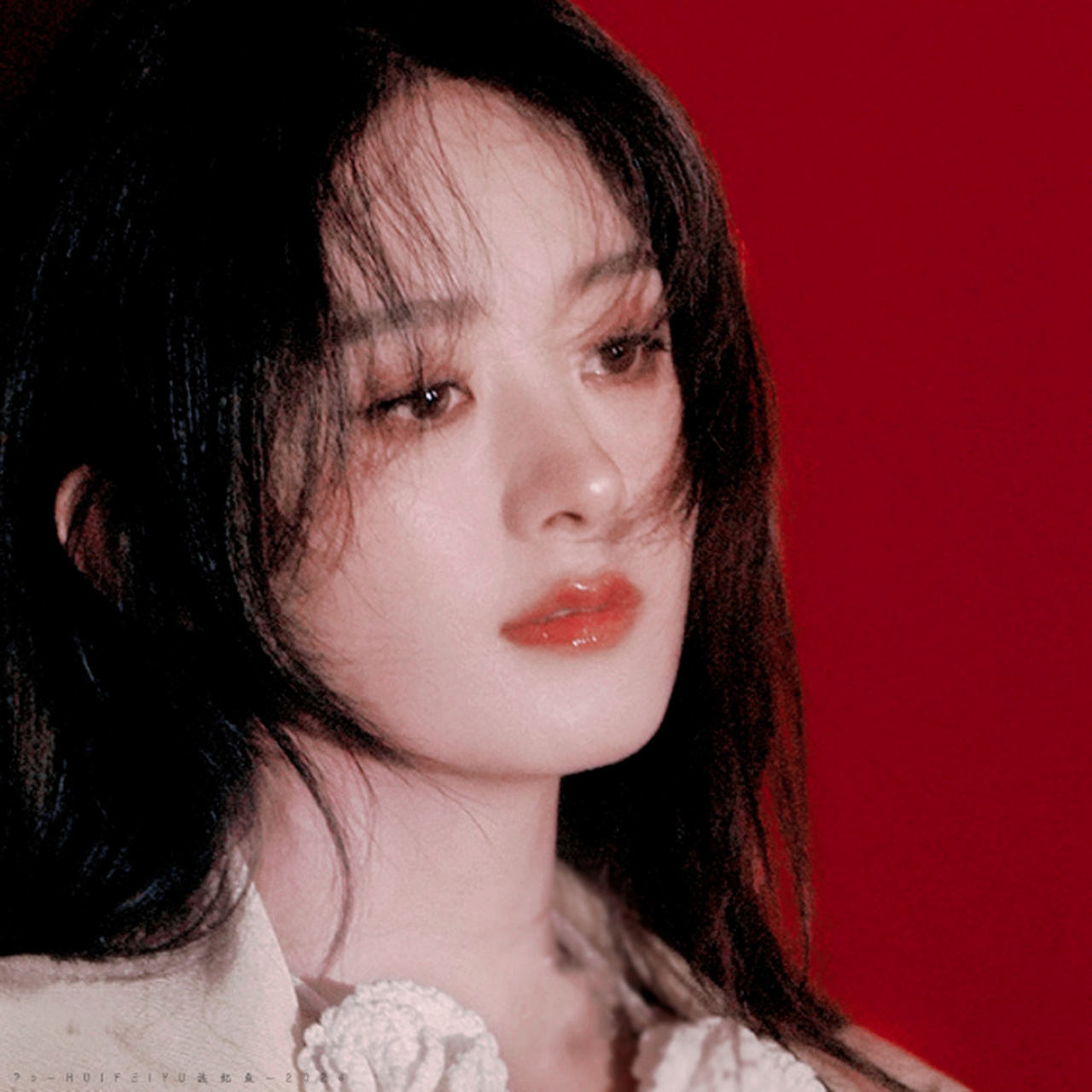 你猜赵丽颖一年能够进组几次?  五次,真是个努力的小妮子!