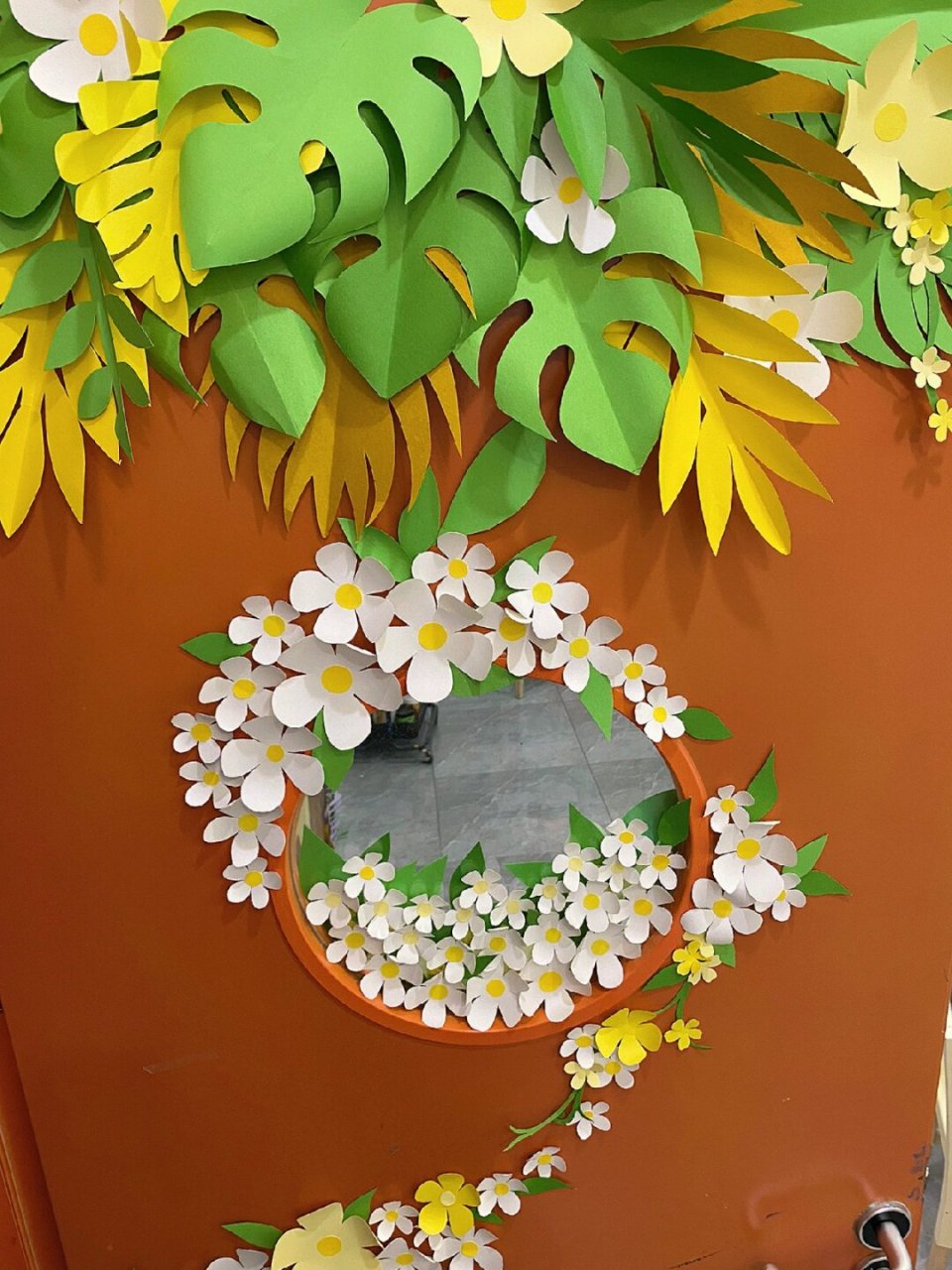 春天的繁花教室环创剪纸树叶  幼儿园的环境创设可以充满趣味性和教育