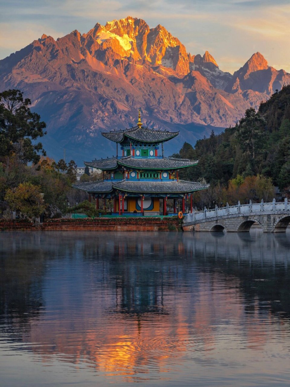 玉龙雪山日出图片