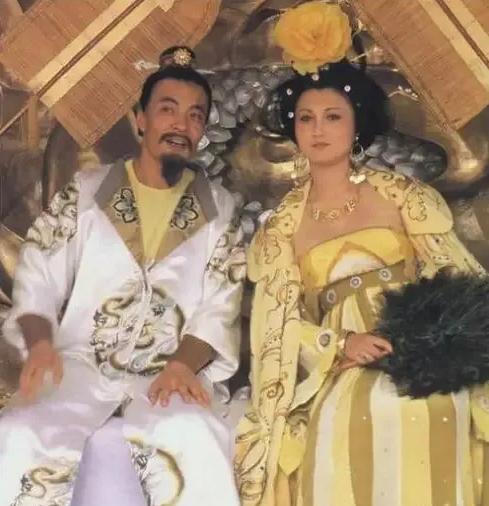 "然后,就看到300多斤的安禄山献媚般地来到杨贵妃身边,随后被人抬进