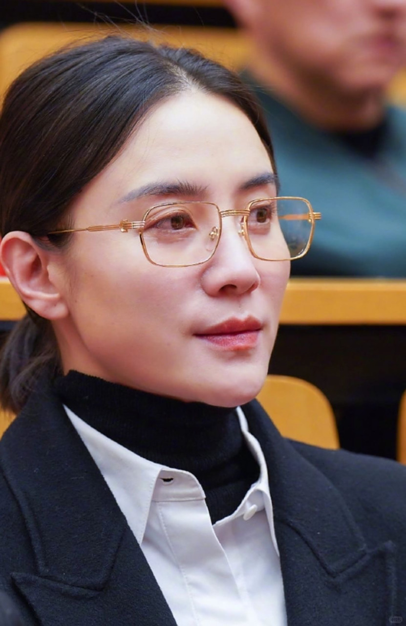 来北京开会的女明星,竟然清一色黑衣服,戴眼镜,带上眼镜就比较正式感