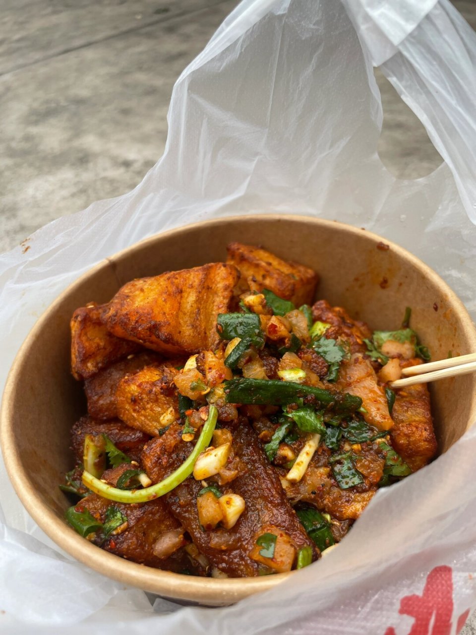 首先是锅巴洋芋,这是一种在路边摊上非常受欢迎的小吃,外酥里嫩,味道