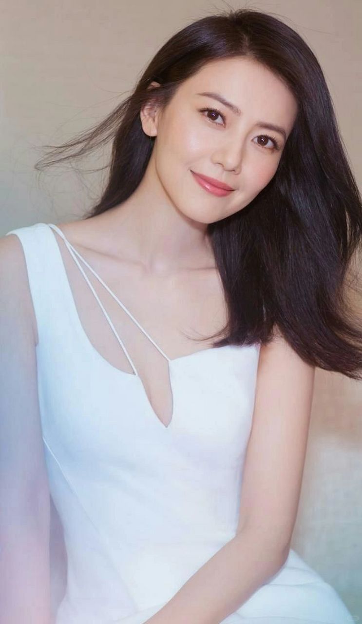 最近,高圆圆的海边旅游vlog在网上火了.