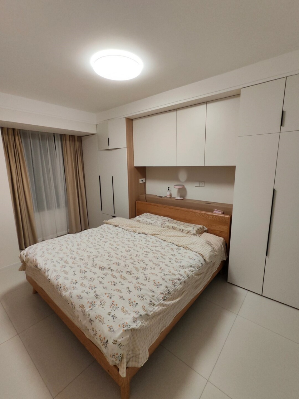 左滑看我家主卧现在什么样  当初选择将衣柜嵌入床头时,确实有许多人