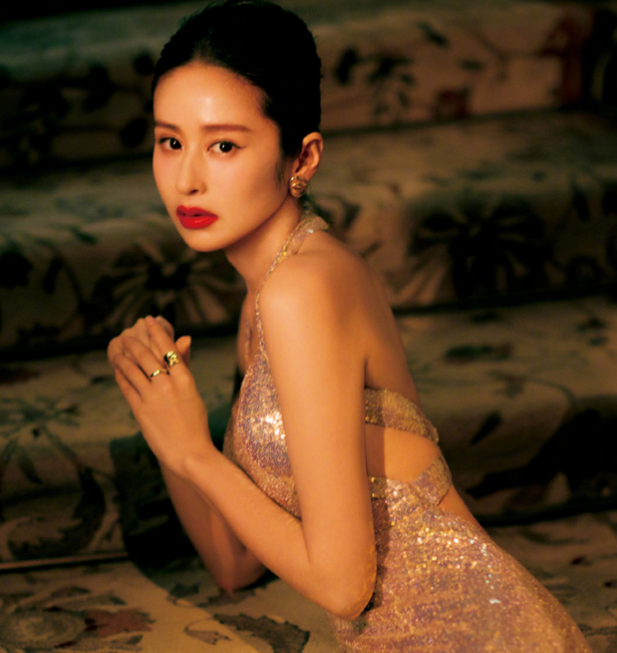 颖儿的金色礼服照,皮肤状态真不错!