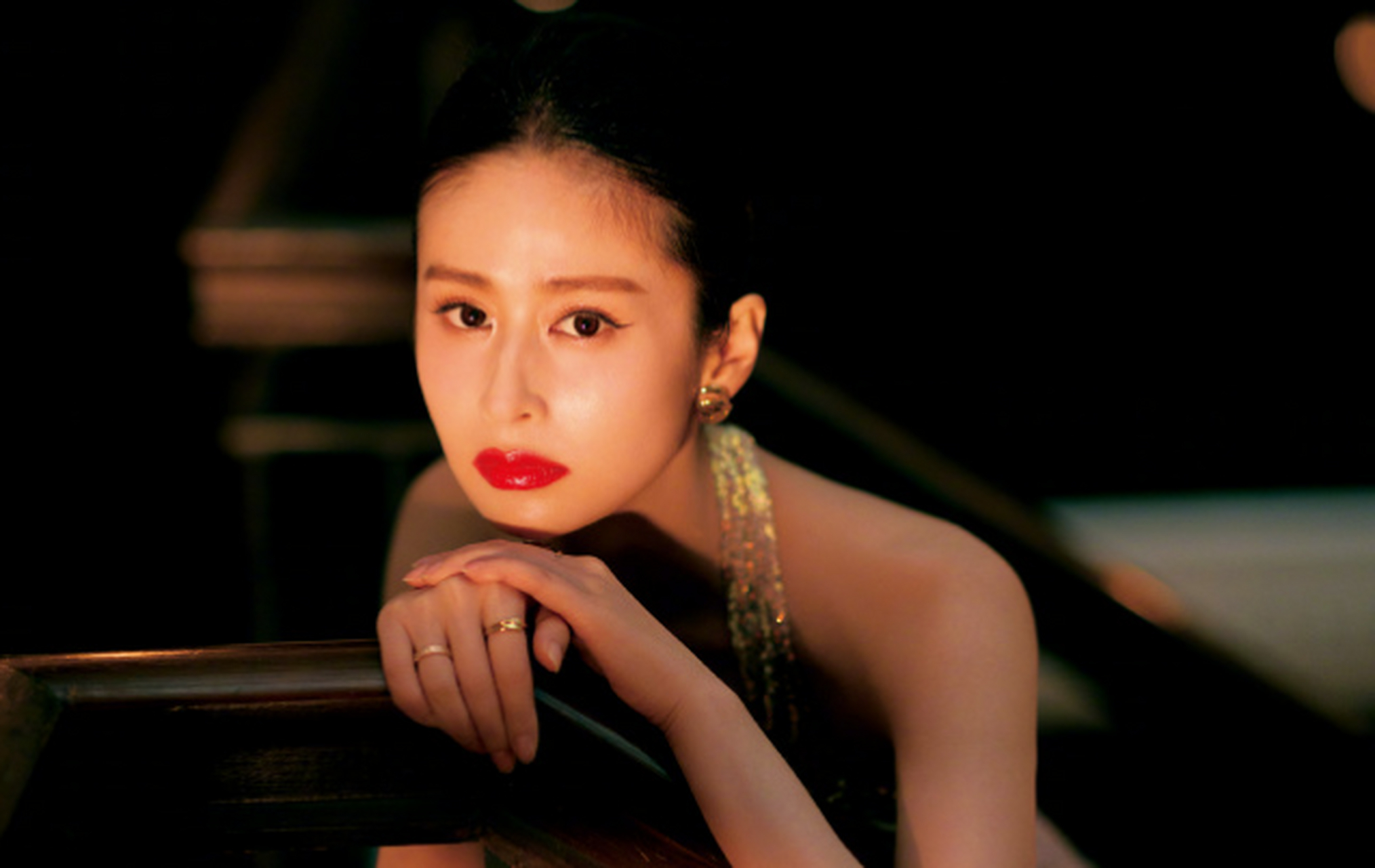 颖儿的金色礼服照,皮肤状态真不错!