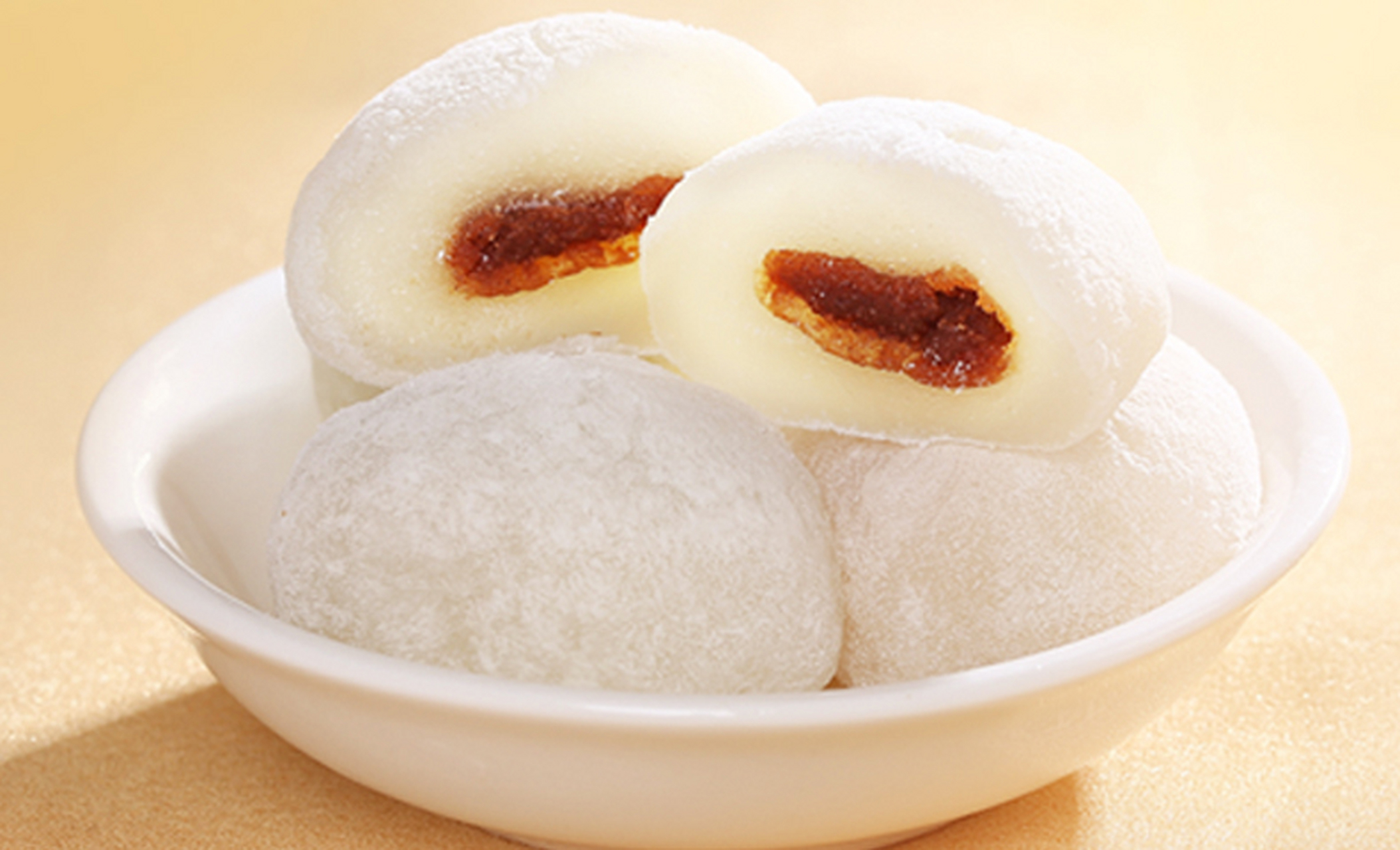 艾窝窝是一种历史悠久的北京风味小吃,是老北京小吃十三绝之一,因其皮