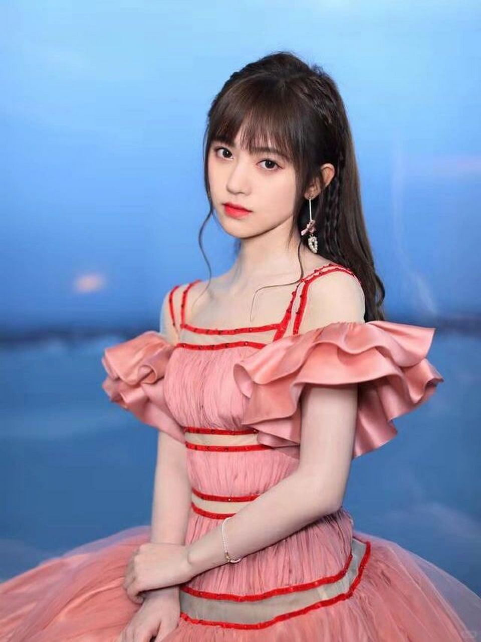 鞠姐生图脸小精致 太顶了!  第一次知道鞠婧祎,还是因为这张照片.