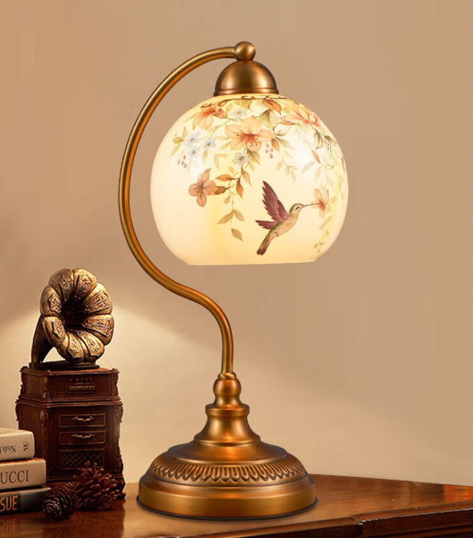 这款台灯以其独特而新颖的设计理念,流畅的线条语言,展现出无与伦比的