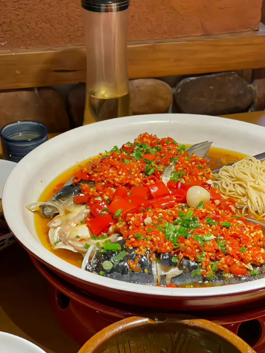 朋友圈火锅吃货文案:  火锅咕嘟嘟,美味享不够.