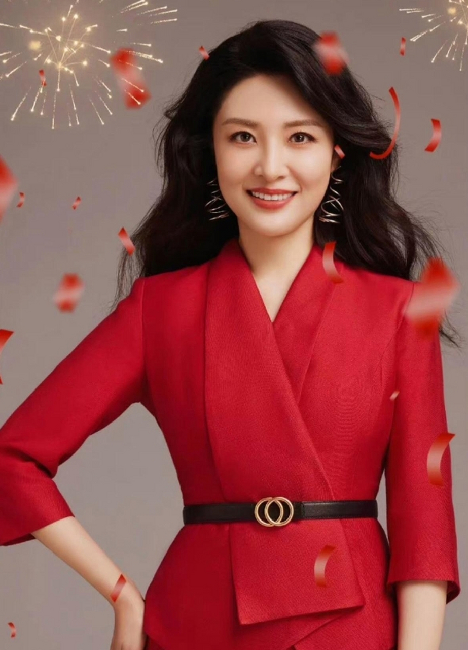 周涛,山东春晚官方发布的形象造型,展现出喜庆而美丽的一面,让人不禁