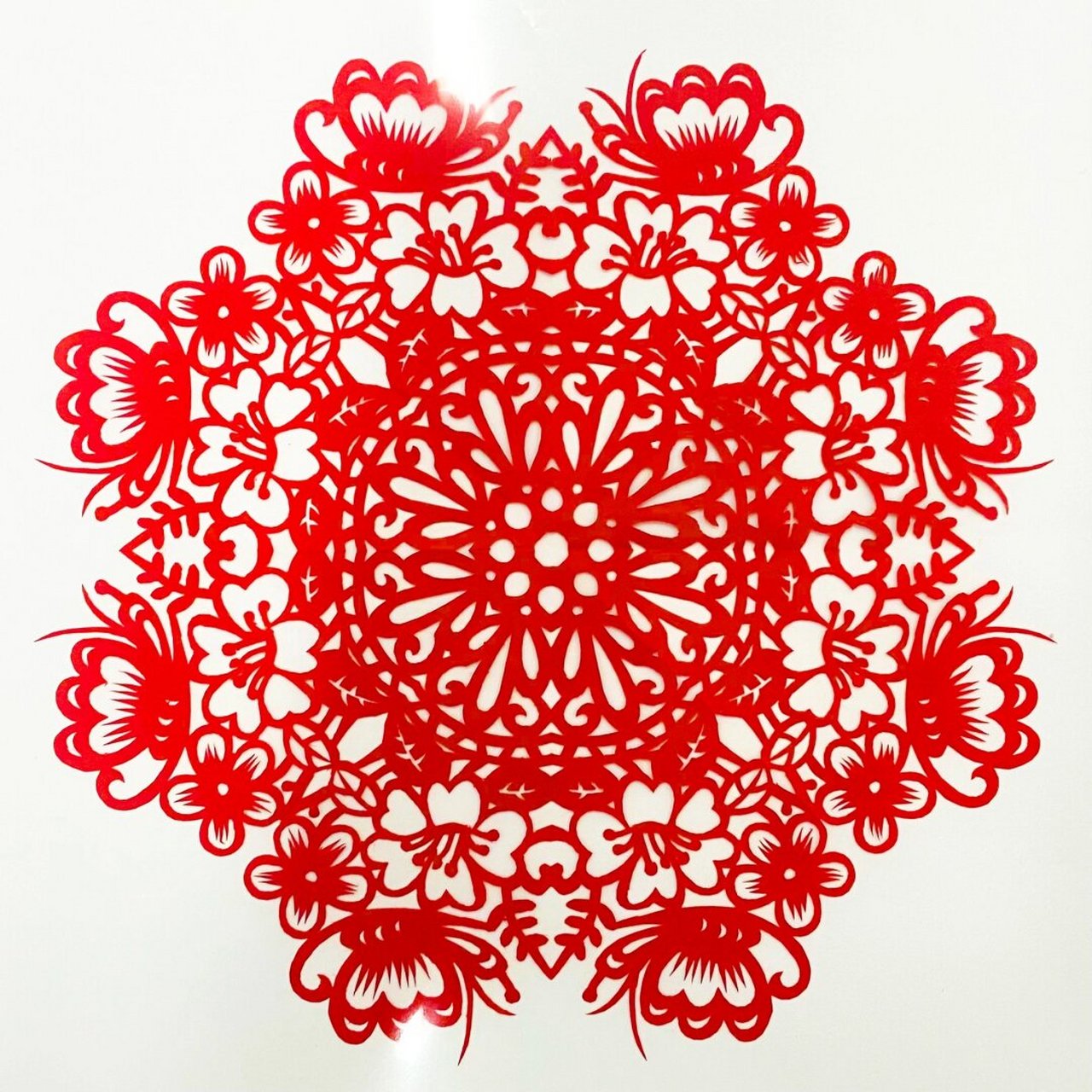 成品团花剪纸  这张图稿展示了一个精美的团花小作的设计.