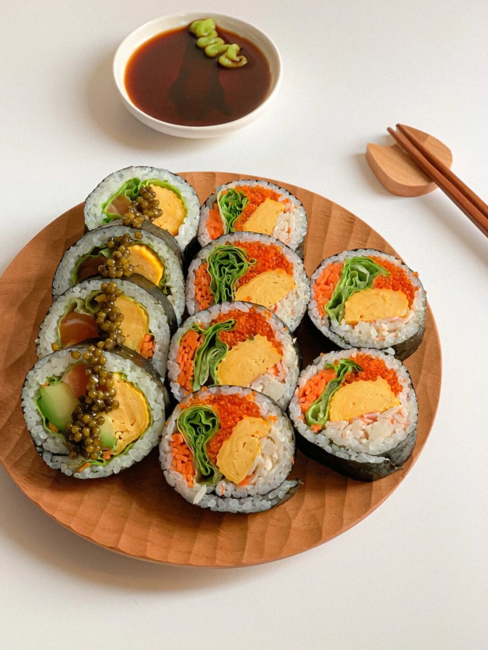 mugi一人食|鱼子酱双拼寿司卷口口爆浆  鱼子酱 鱼籽酱的双拼寿司卷,