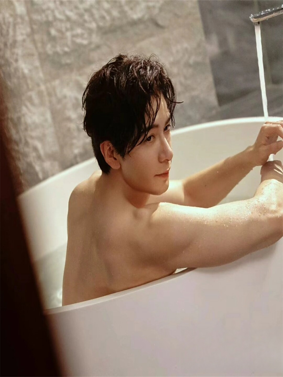 内娱男星就应该这样卷起来,保持好身材,展现魅力!