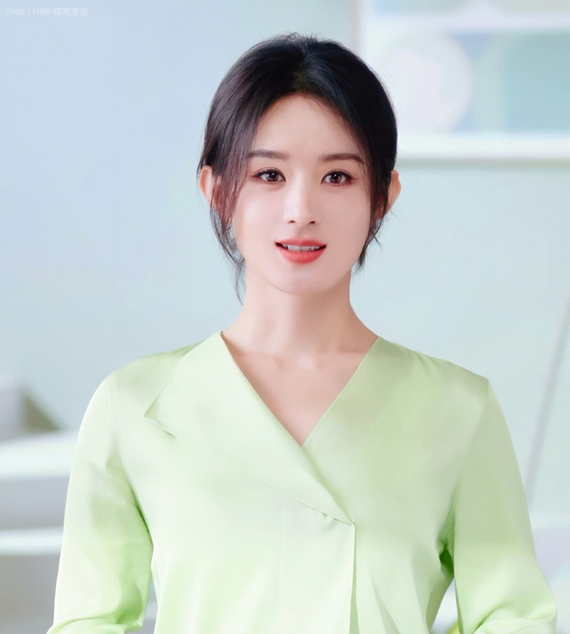 你猜赵丽颖一年能够进组几次?  五次,真是个努力的小妮子!