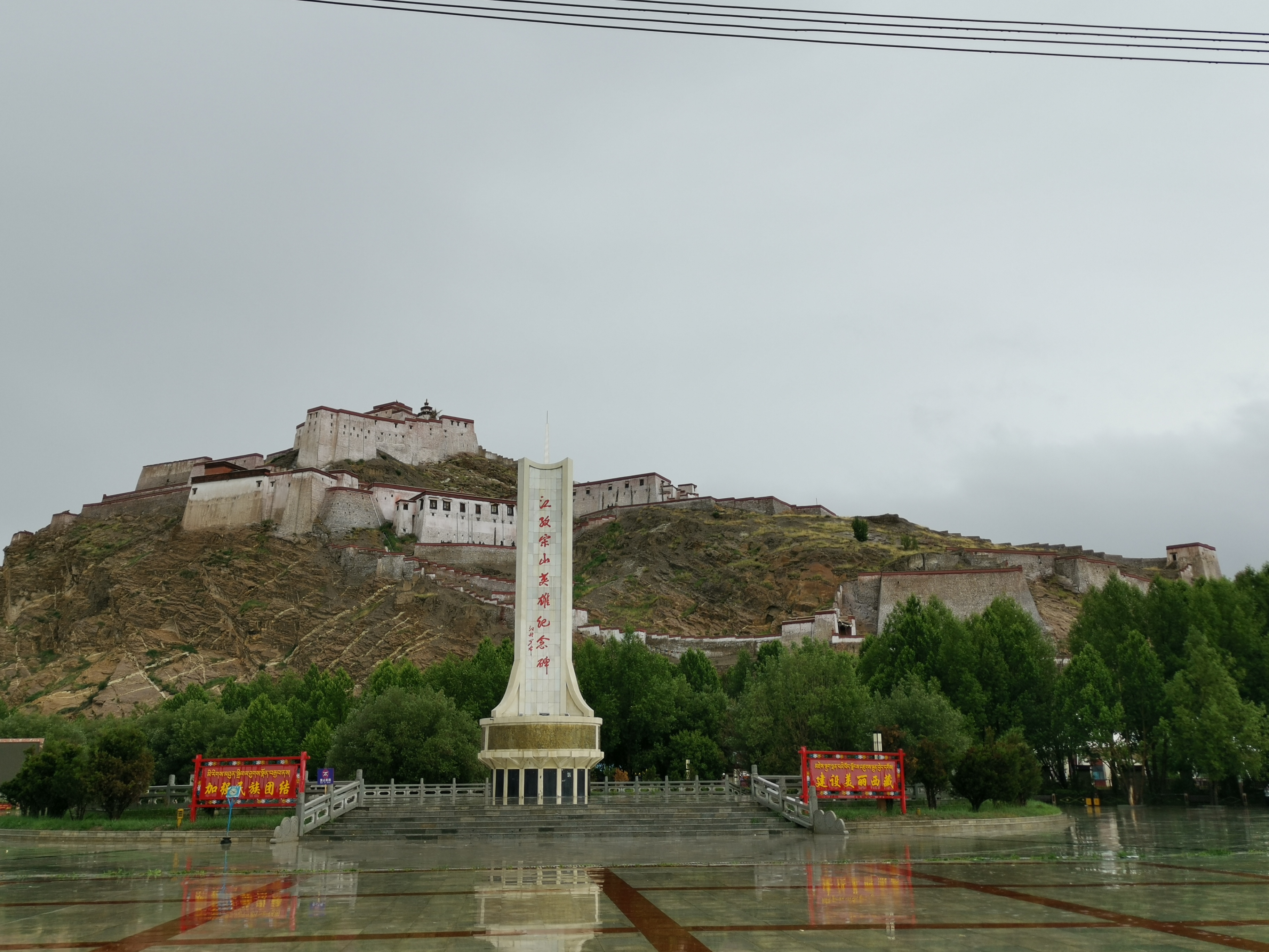 宗山遗址位于江孜古城中央的宗山遗址,见证了一段可歌可泣的抗英历史.