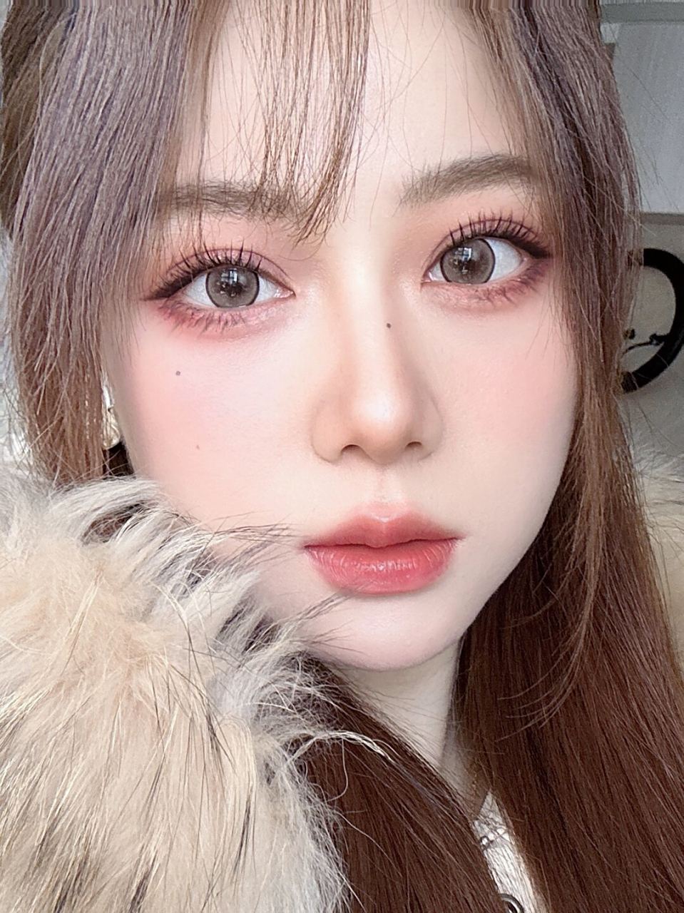 韩系妆容真的很显嫩  韩系妆容以其清新,自然的风格而受到广泛欢迎