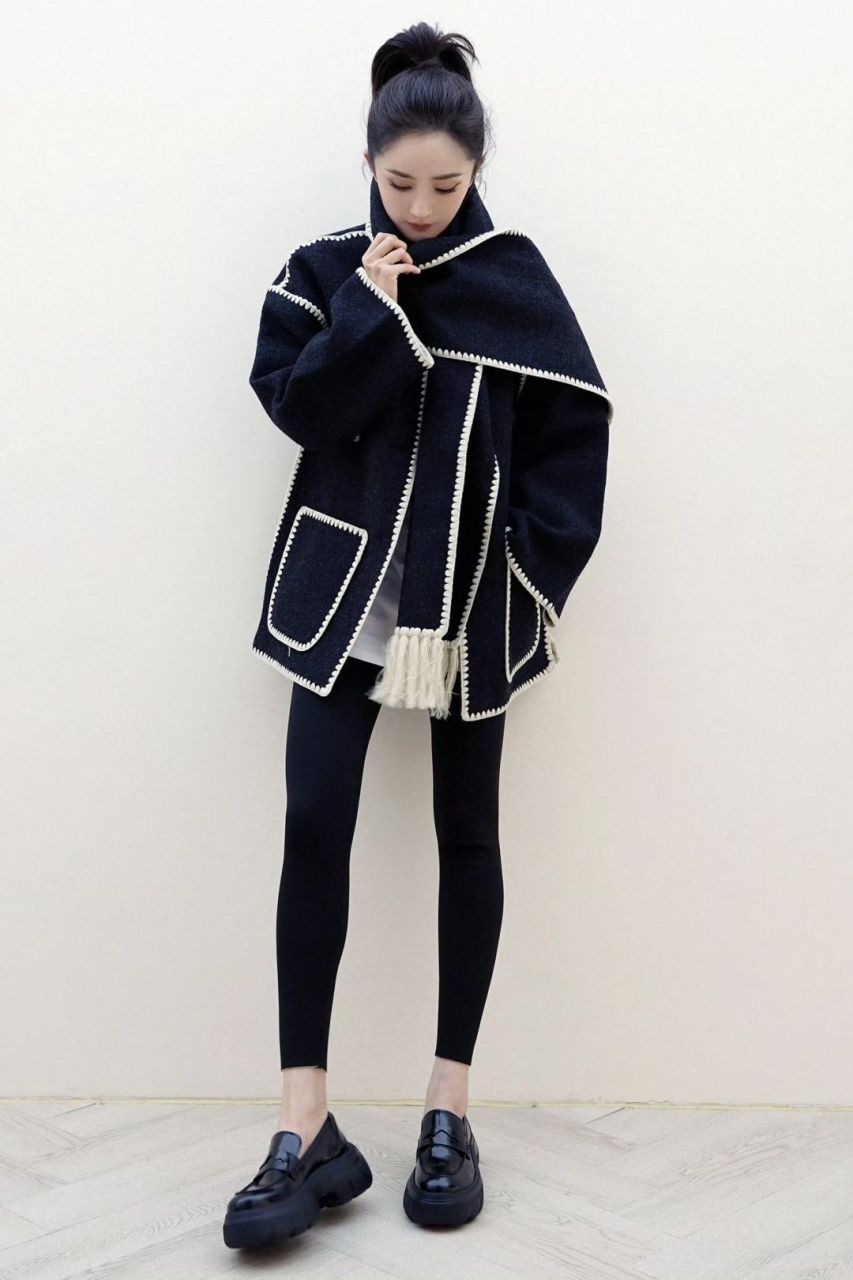 巨星杨幂在社交媒体上晒出了她的最新造型,路人们纷纷惊叹不已.