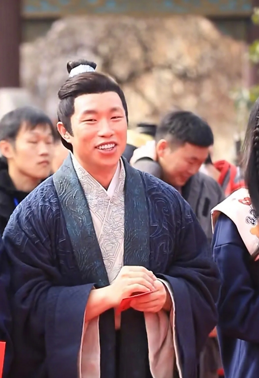 据说是在武侠电视剧《侠客行不通》中饰演男二,期待烧饼的表演了.