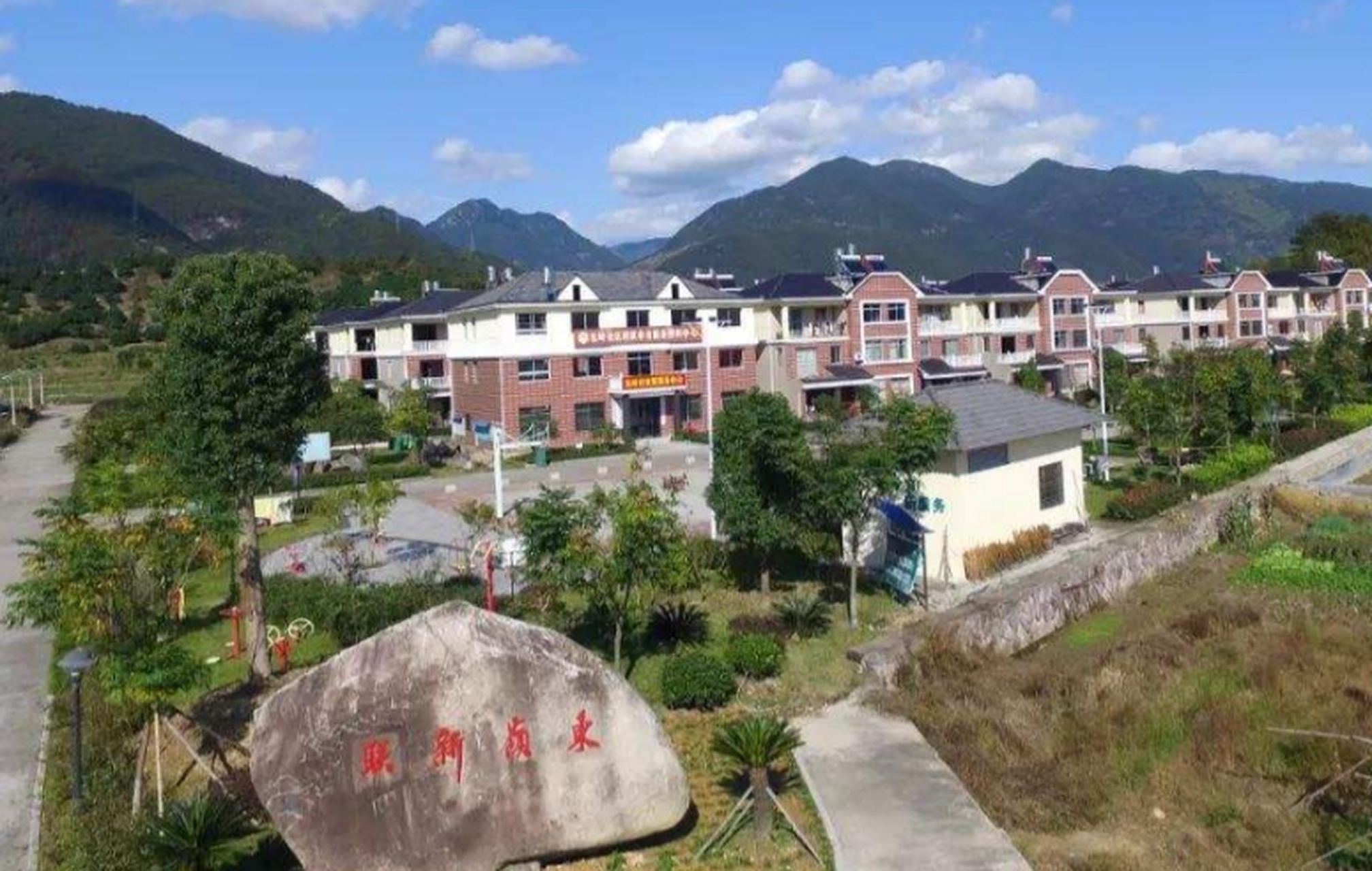 东岭村面积不到一平方公里,被誉为陕西第一村.