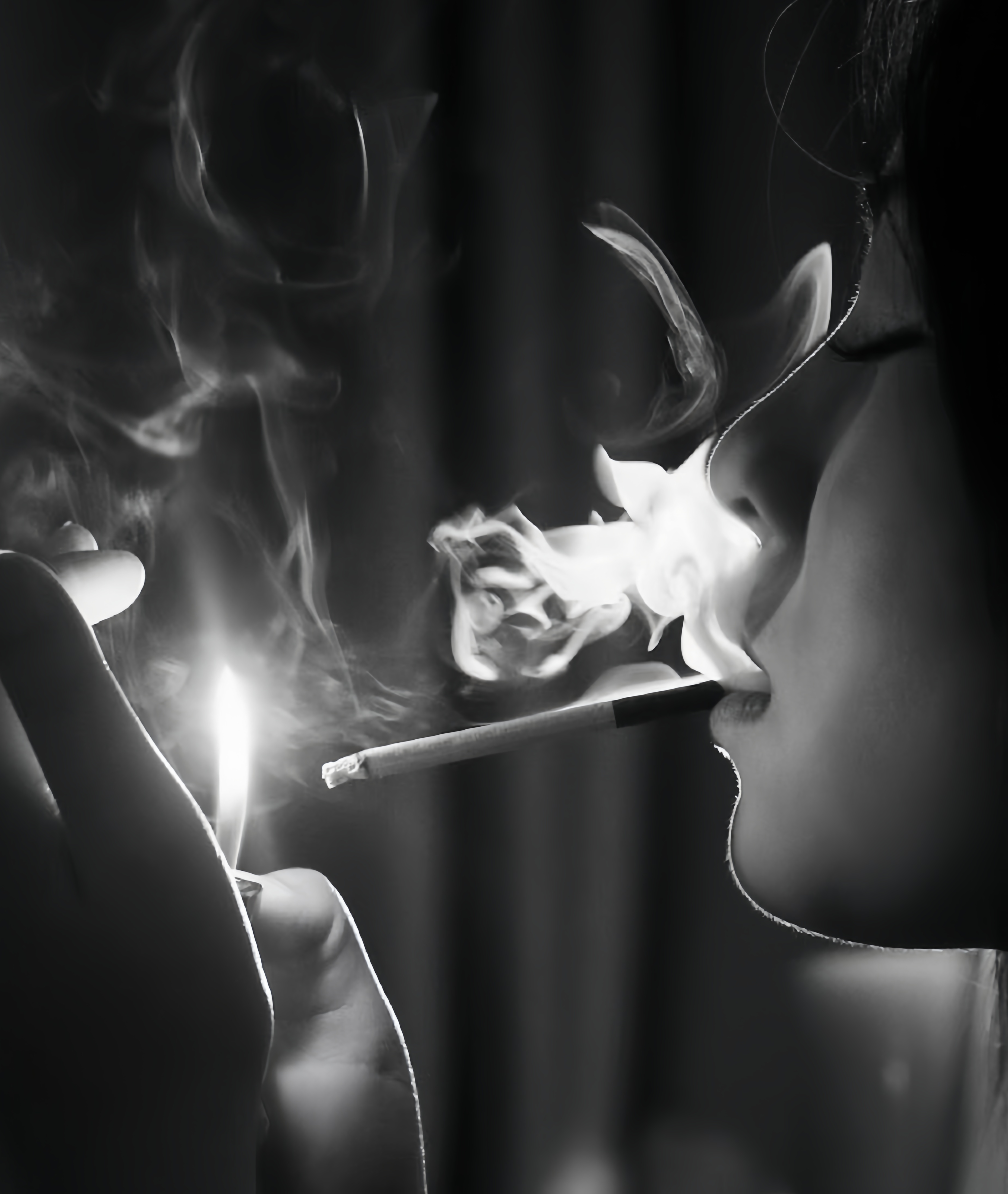 "朋友抬头看了他一眼道:"你看我光顾着抽烟,忘了抽你了.