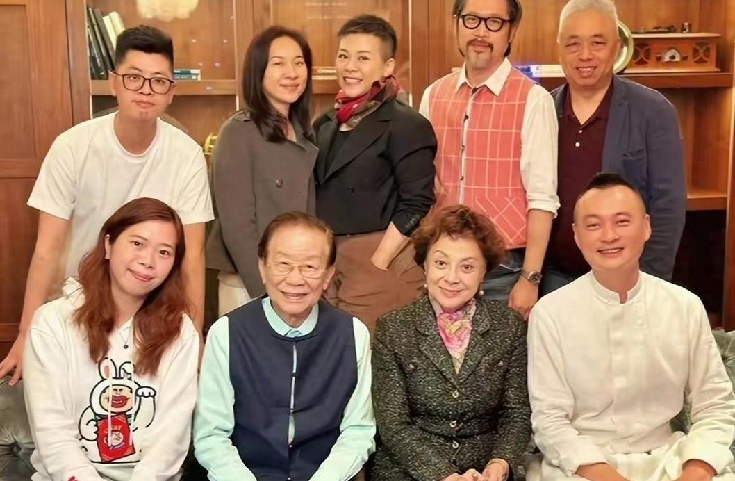 81岁卢秋萍与吴建邦相爱57年,女儿与虎艳芬同岁