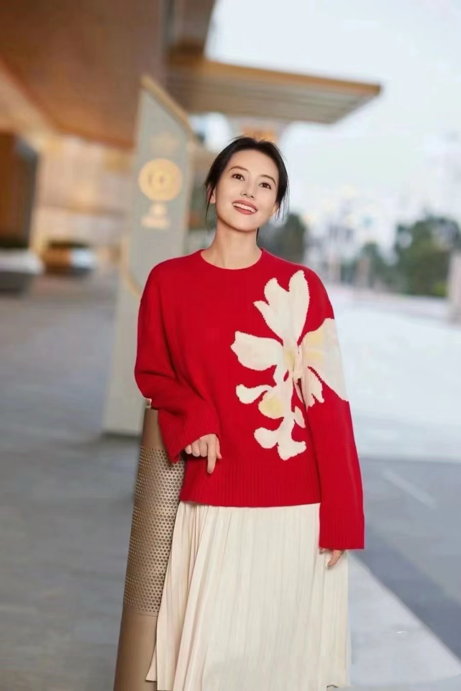 梅婷带火了"一身红"穿搭,红色针织衫 西装裤,剪了短发更洋气
