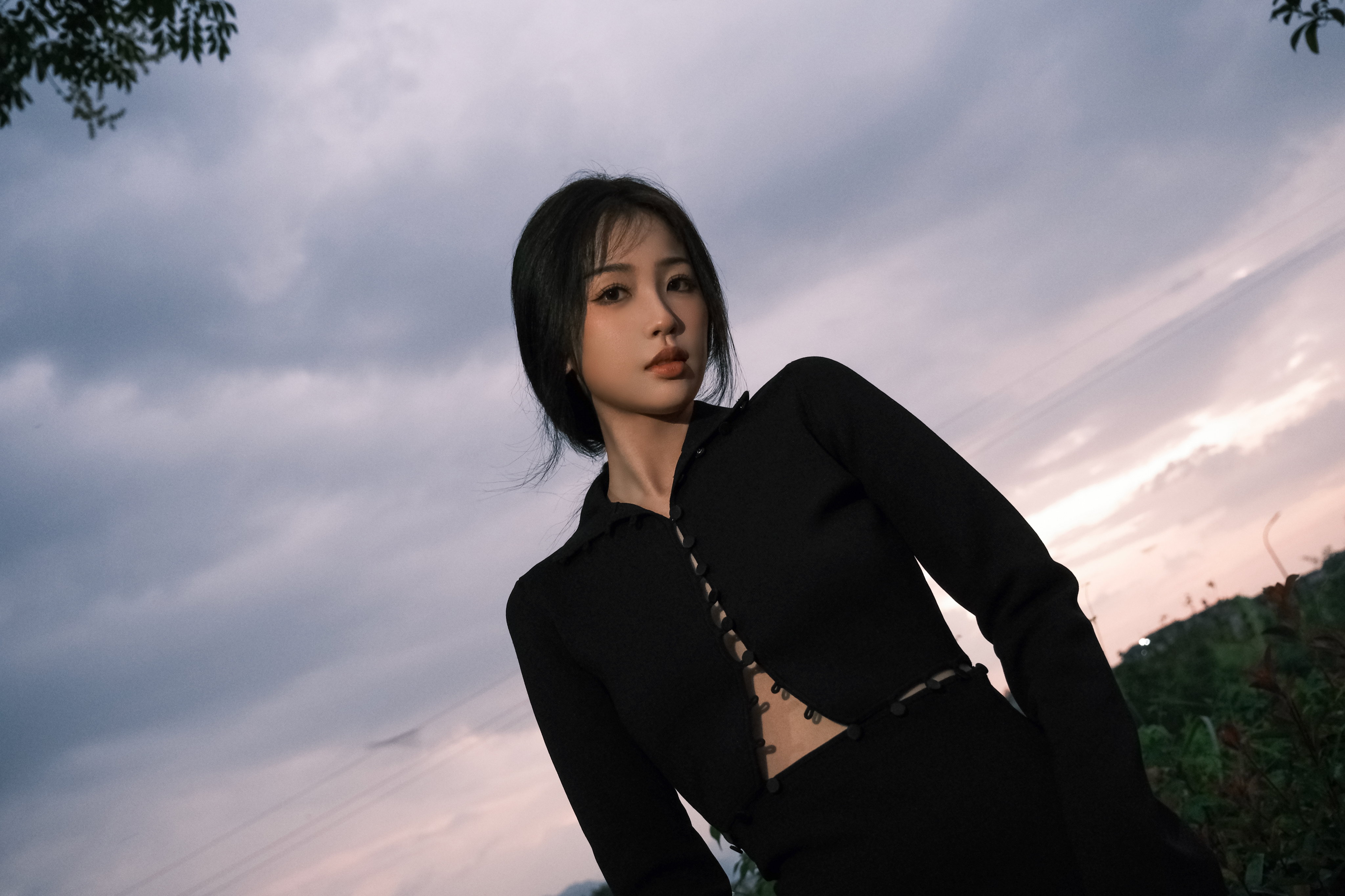 在黄昏的柔光中 虞书欣全黑套装 简单束发 黑色眼妆点缀深邃眼神