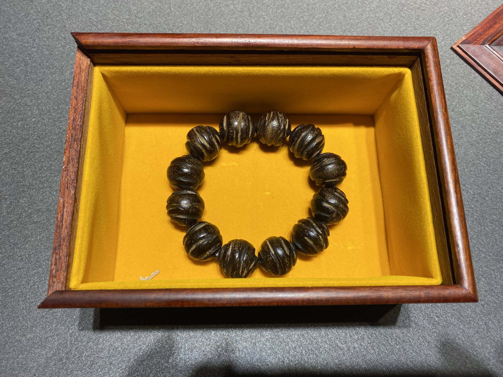 虫漏沉香手串,珍稀至宝!历经昆虫蛀蚀与岁月醇化形成.