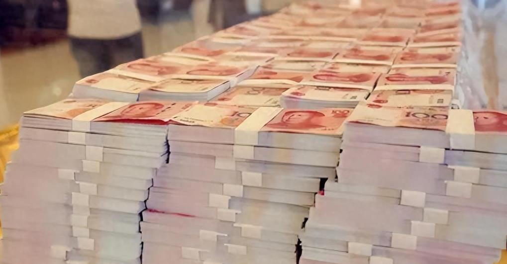 越南神秘举动:街头成捆人民币摆放背后真相揭秘