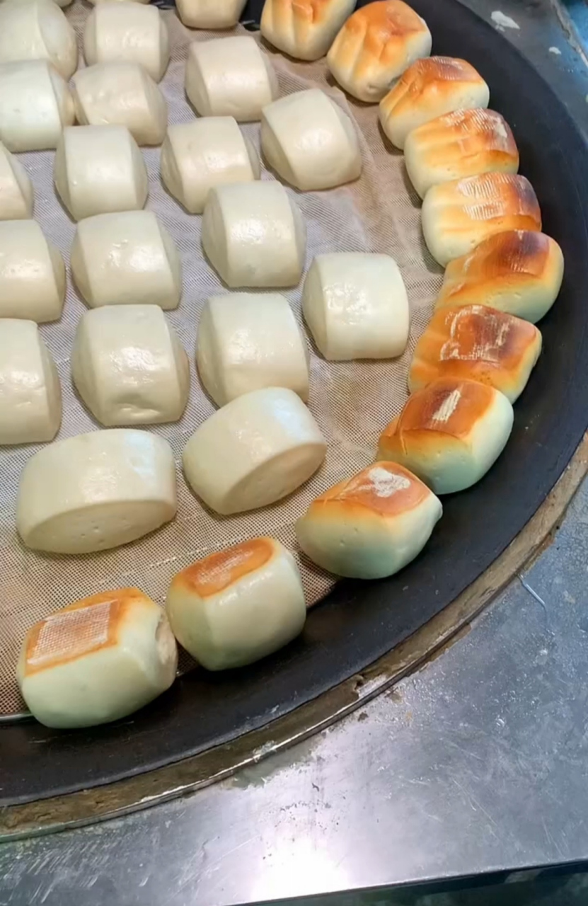看人家邻居蒸的铁锅馒头,这简直是小时候的美好回忆,看起来好香啊!