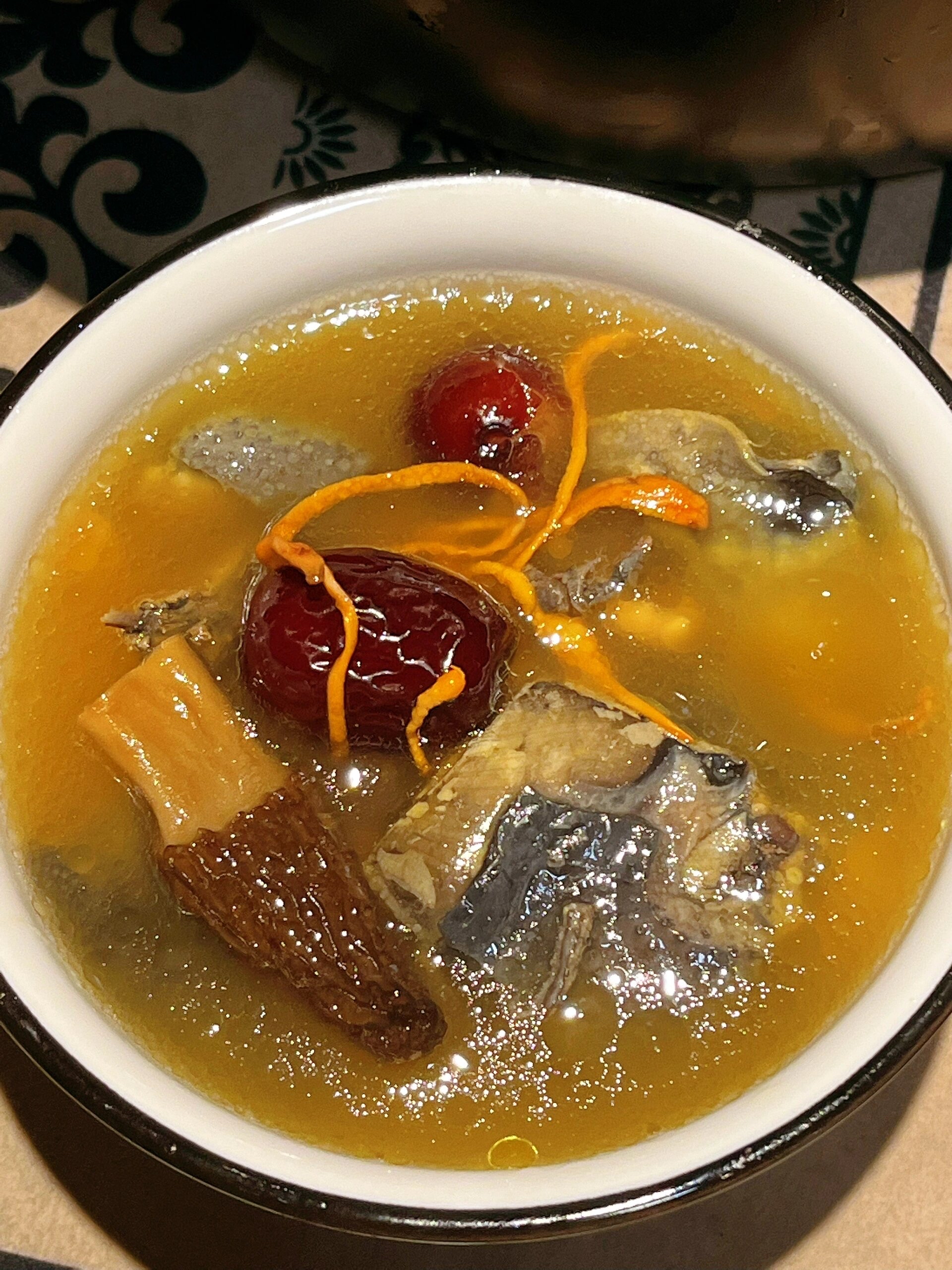 女生一定要喝这个乌鸡汤,一碗热腾腾的乌鸡汤,是对冬天的最好回应