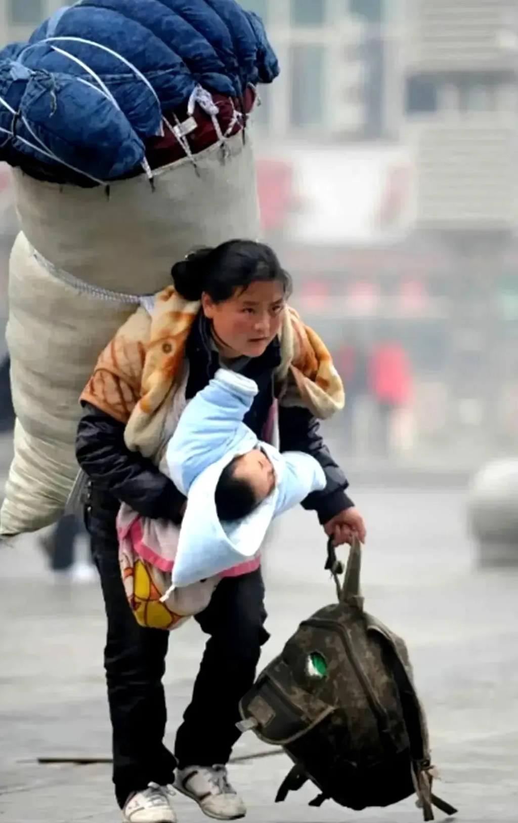 婴儿,眼神坚定有力,感动中国的"春运母亲,如今已经是五个孩子的妈妈