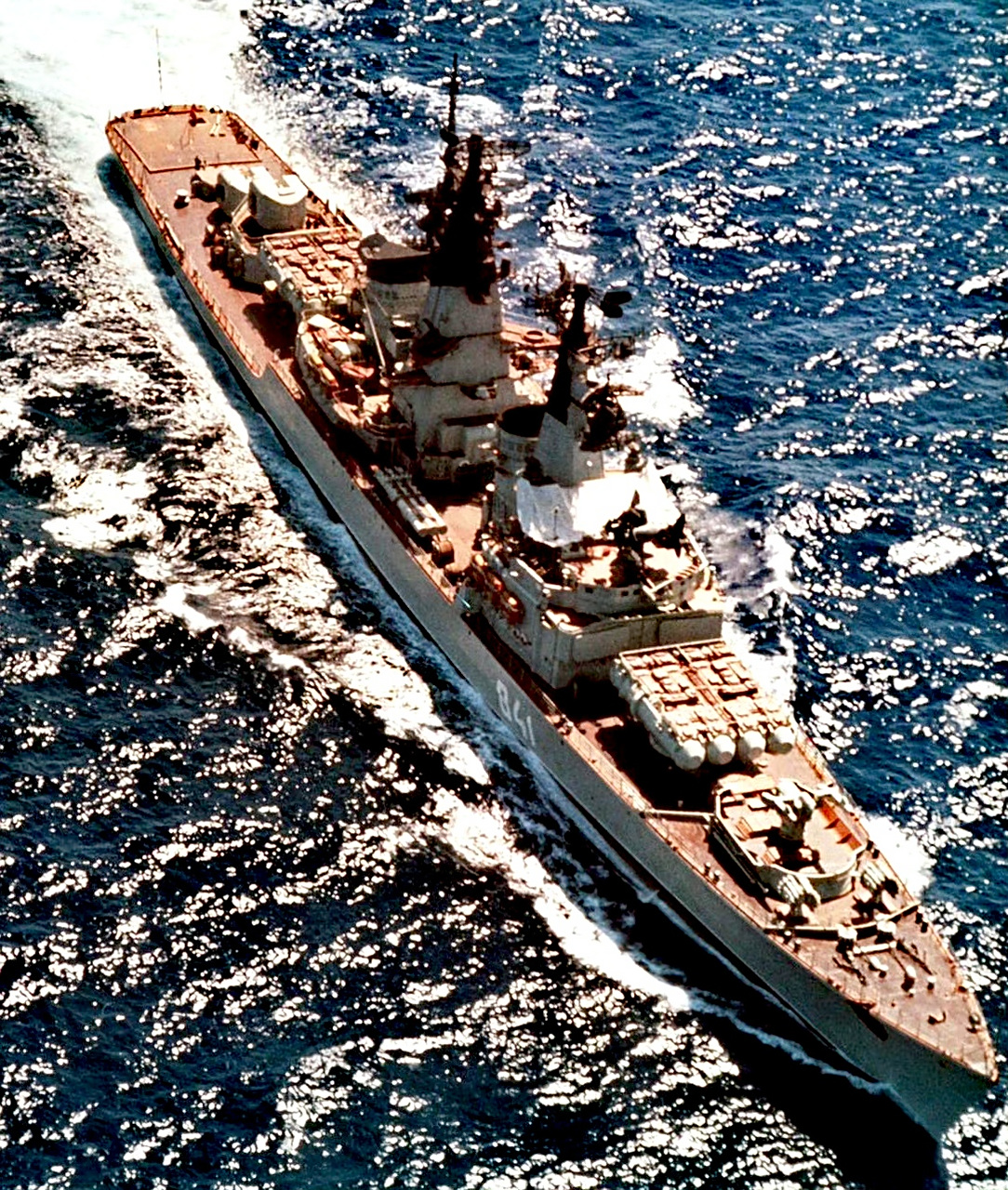 舰船欣赏:前苏联海军58型"肯达"级巡洋舰,该级舰是前苏联第一代导弹